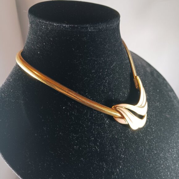 Vintage Trifari Necklace Signed Gold Tone Pink Enamel Wave Statement Choker - Picture 4 of 13